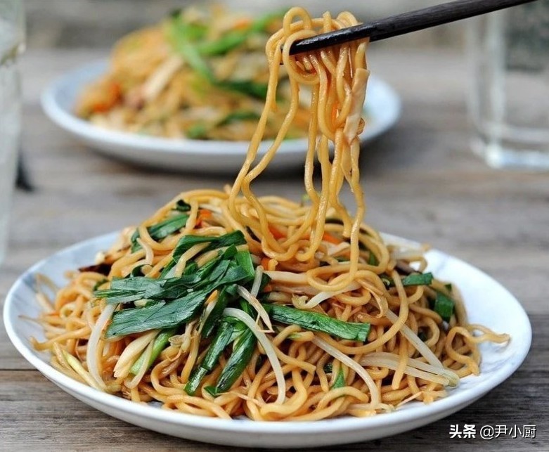 5星饭店大厨教你炒面做法，步骤简单，面条不起坨不粘，劲道好吃