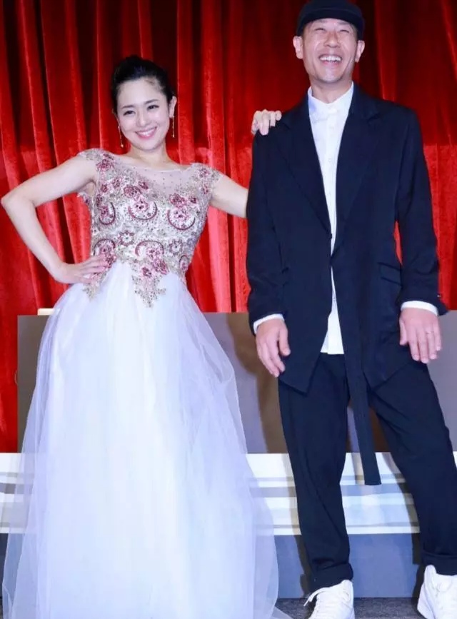 苍井空与丈夫同台甜蜜互动，自爆怀孕5个月，身材依旧纤细