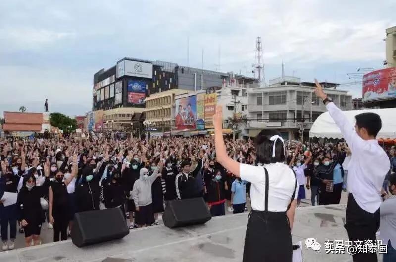 泰国*威示**者为了“毁灭独裁”，竟开始用上巫术了……