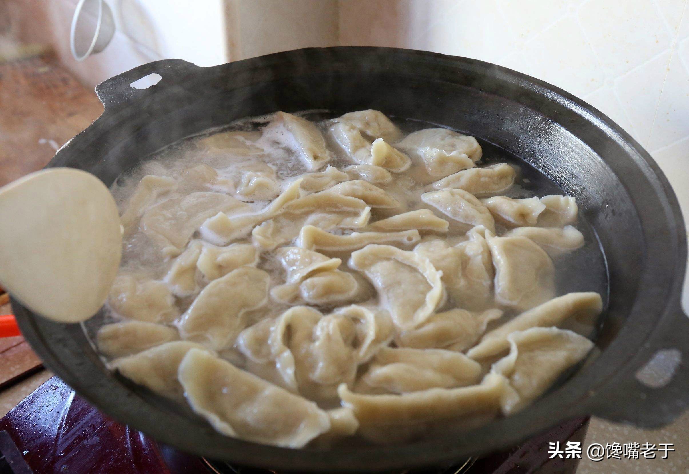 煮饺子千万别加水,饺子怎么煮才不会破皮粘锅呢