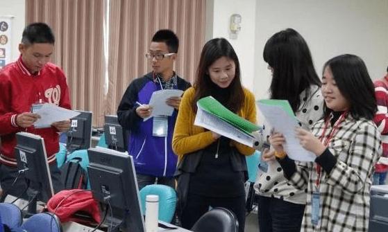 大学辅导员工资单曝光，看到真实收入后，网友直呼羡慕极了