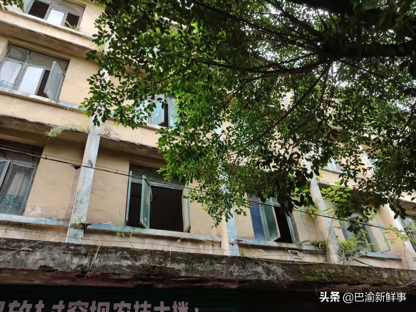 重庆巴南鱼洞这条街有点怪，一边是高楼大厦，一边是旧房
