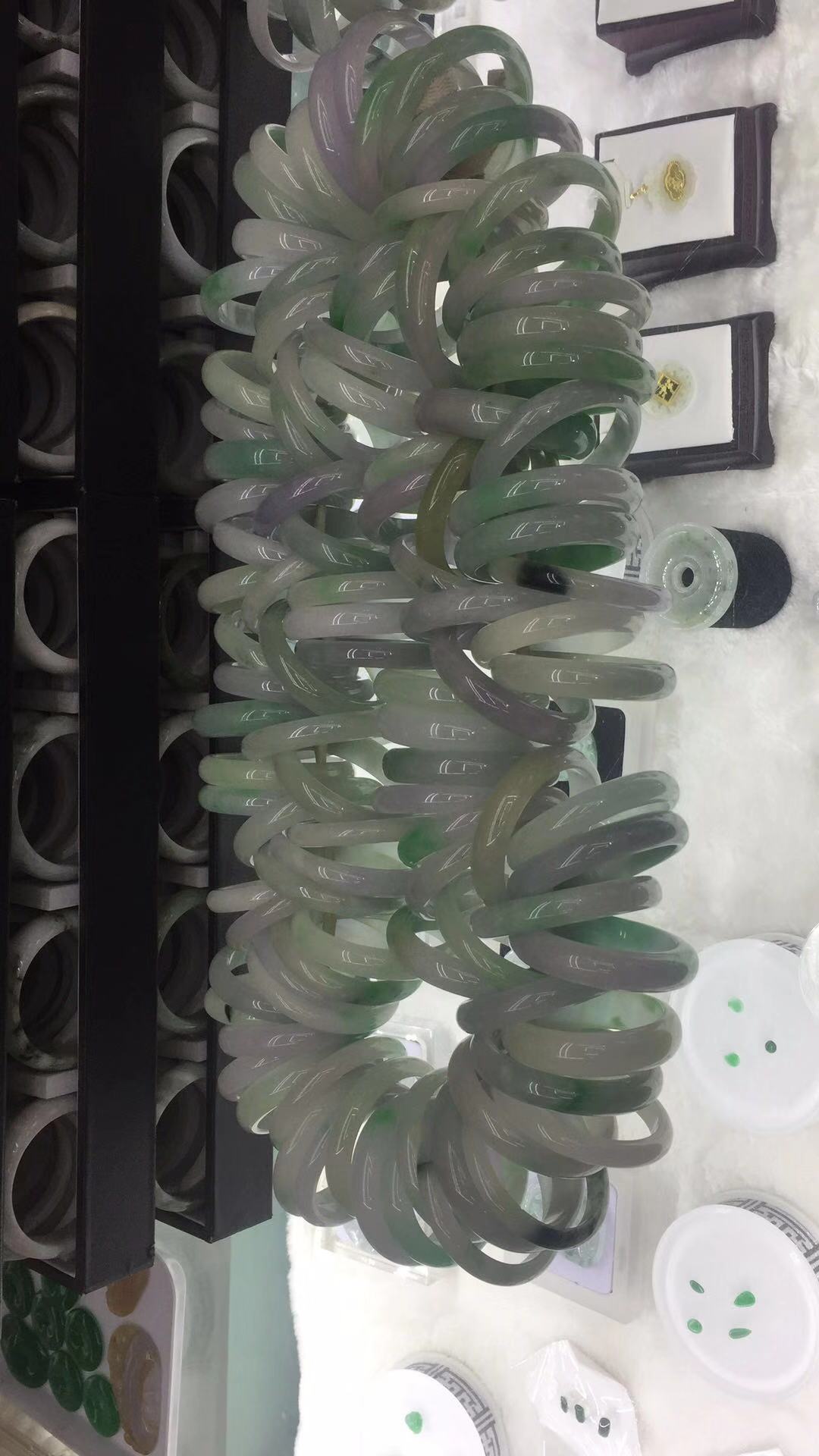 正宗缅甸翡翠玉石价格,700元能买到一个缅甸翡翠手镯吗