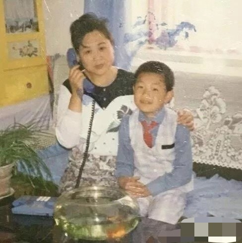 他曾离家出走，街头卖唱，今靠《屌丝男士》走红，屌丝逆袭成导演