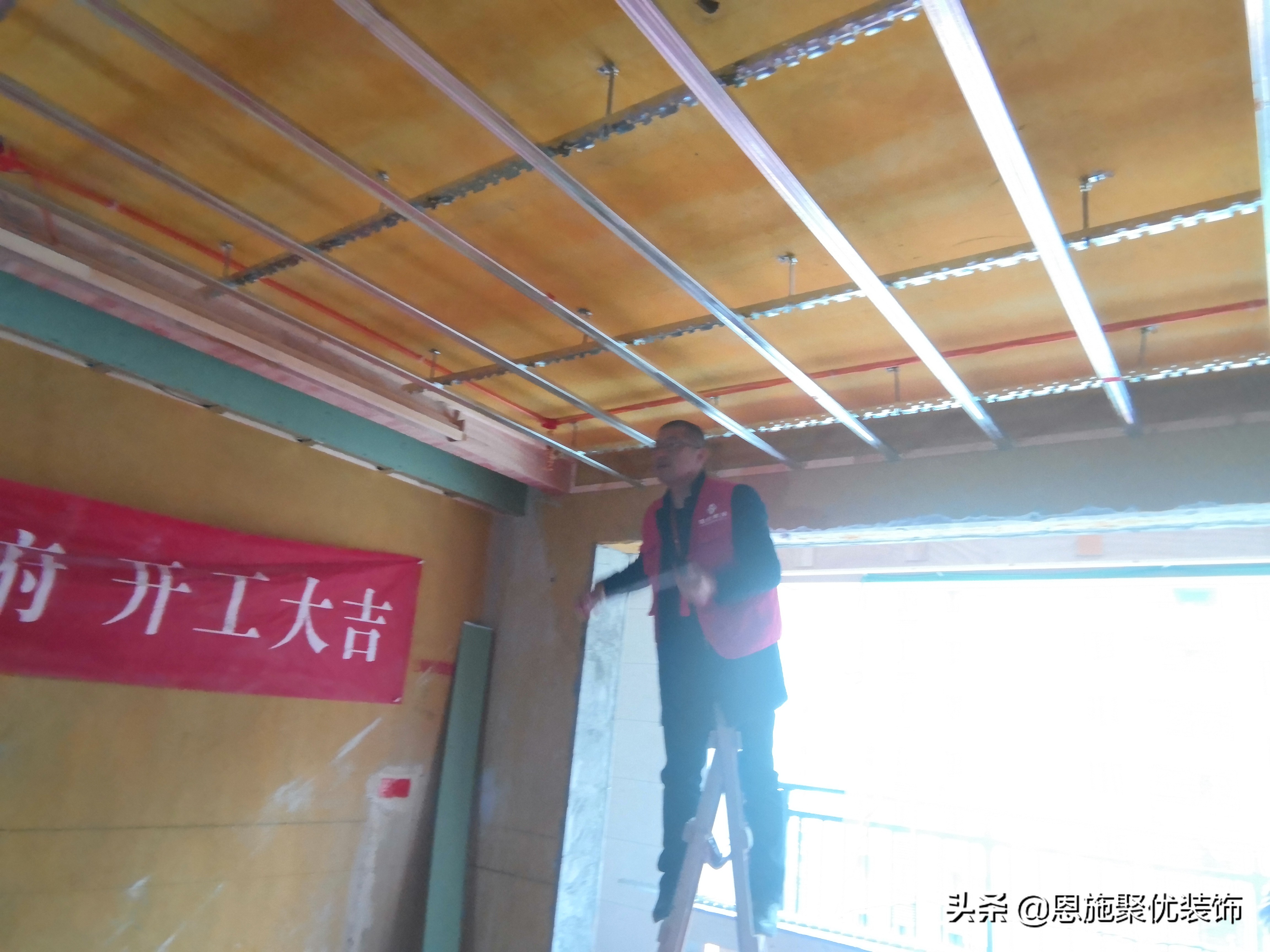 重庆优乐装饰集团何总莅临恩施聚优装饰进行指导检查工作