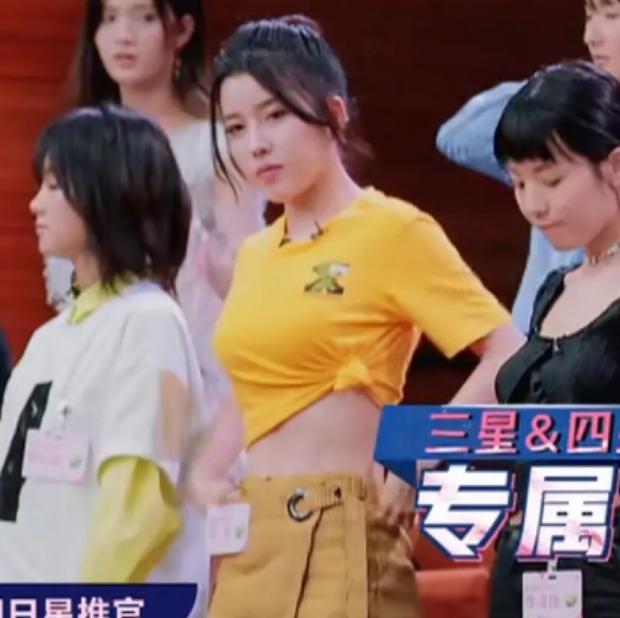 By2原来也是“肉松”的女孩，采访忘收腹以至于游泳圈都出来了