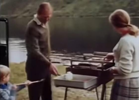 英女王下令封杀50年！王室私生活*片禁**遭泄露，百万人在线吃瓜