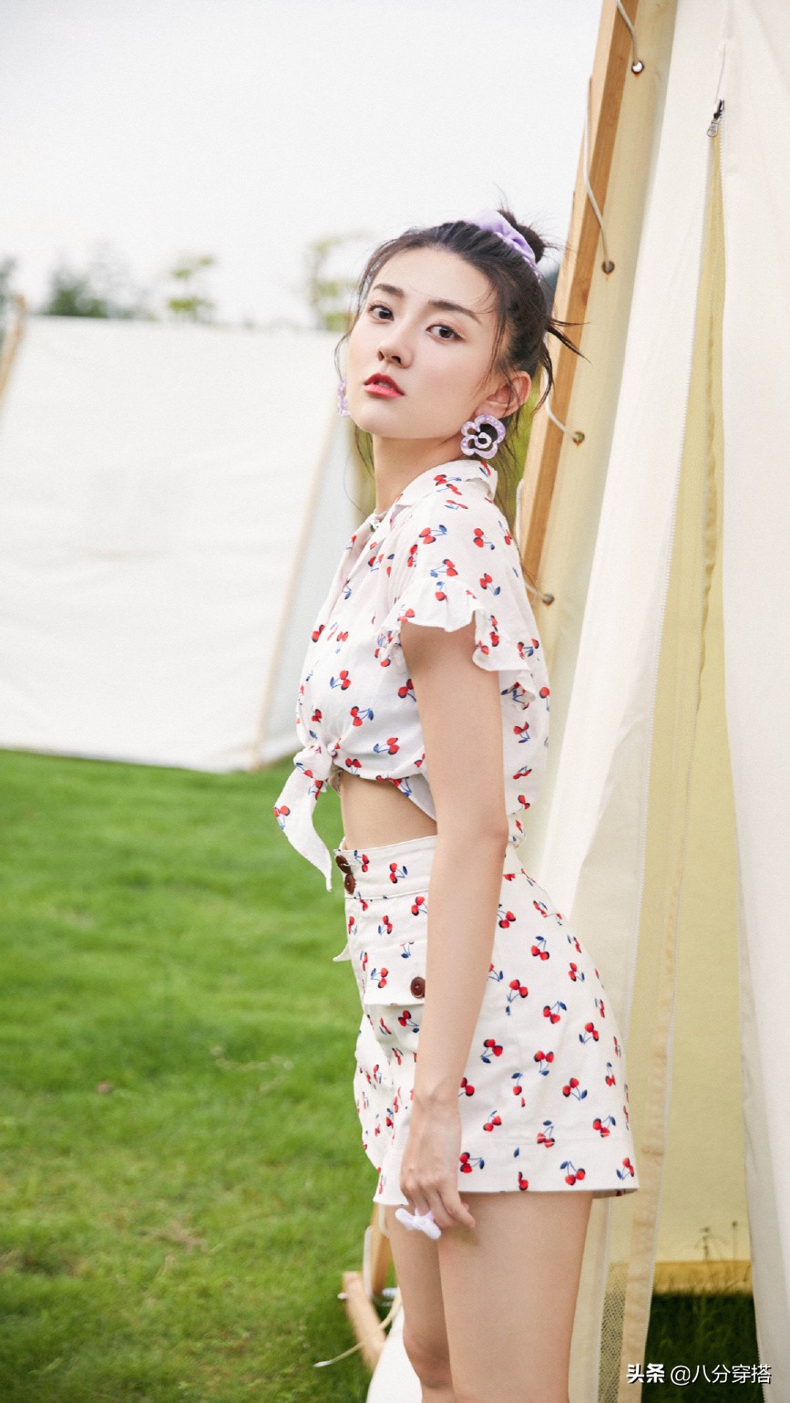 梁洁的穿衣风格,梁洁蓝色吊带裙