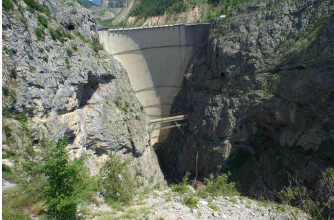 大自然的惩罚？昔日世界最高大坝建成，大山却垮了，洪水席卷村庄