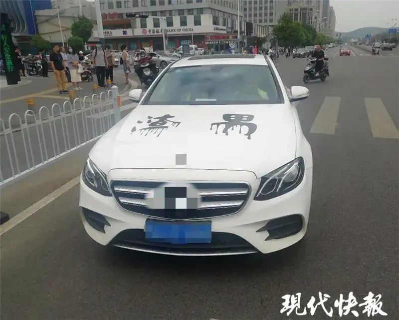 车上贴着“渣男”“我怀孕了”！男车主却说…