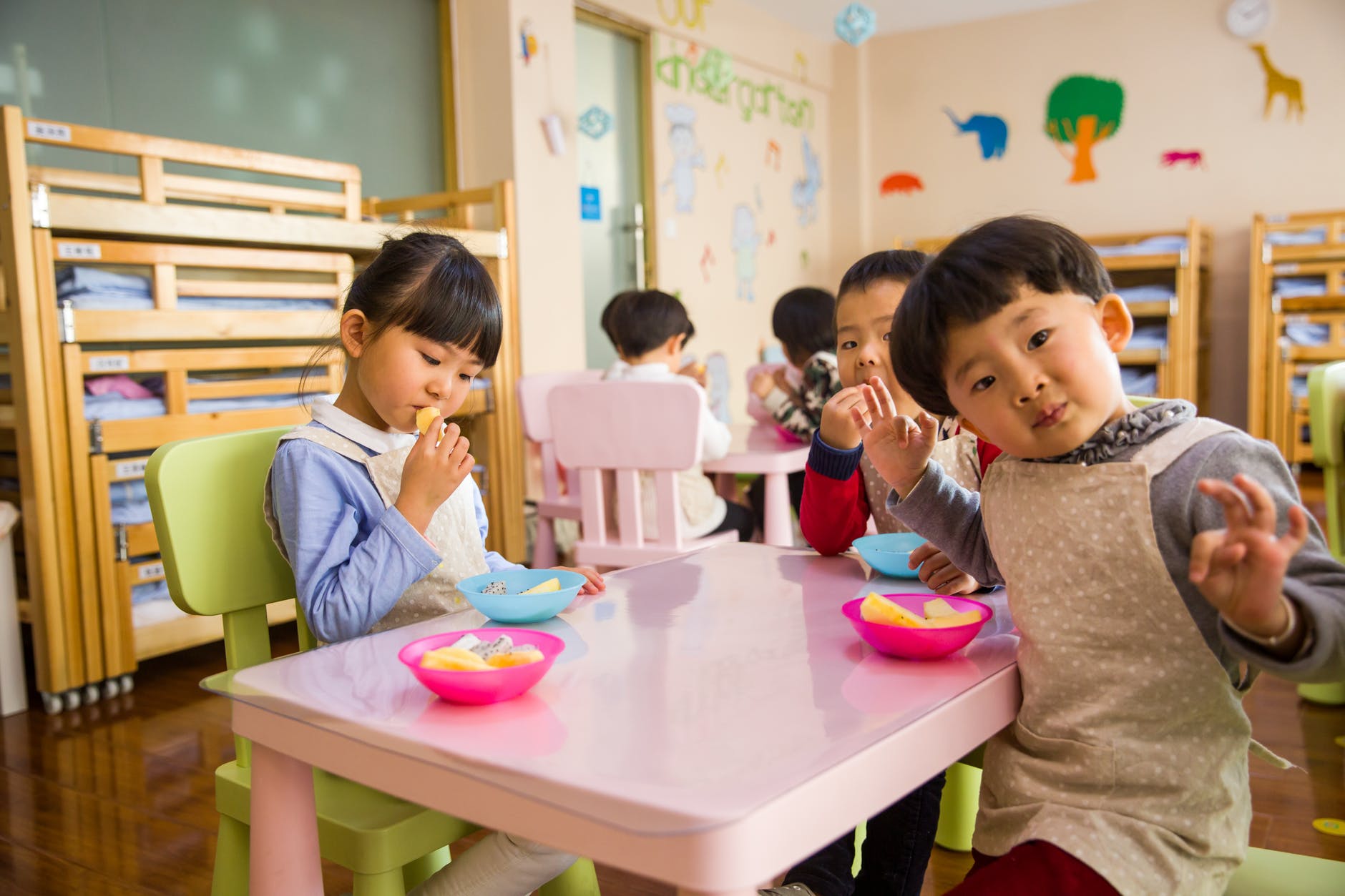 小孩不想上学在家玩手机怎么办,初中生玩平板上瘾怎么办