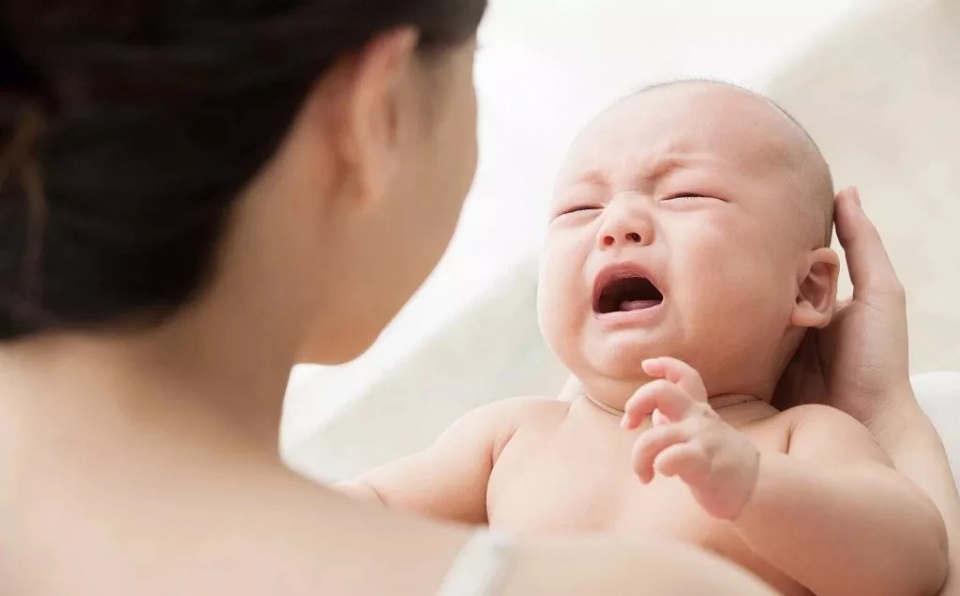 小孩鼻子磕碰出血后怎么处理,宝宝摔到头怎么判断有没有内出血