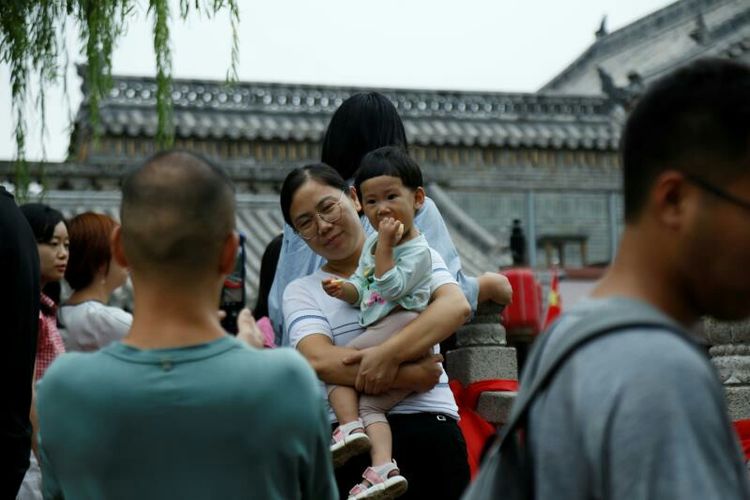 庆国庆出门扫街拍照，专门拍摄娃娃照片，展现洛阳休闲生活