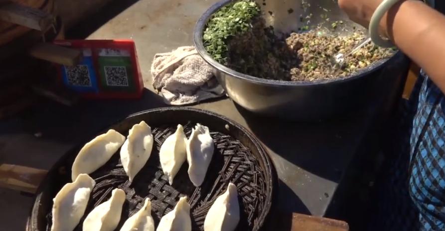 河南大妈卖传统小吃,摆摊卖半成品小笼包蒸饺
