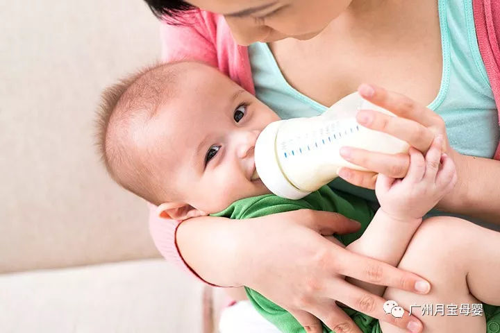 产后涨奶难受？金牌月嫂教你三招缓解胀痛