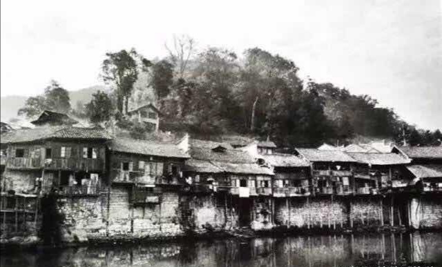 悠悠沱江：渔夫点亮边城夜，灯火照得凤凰醉！