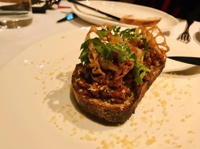 想要吃到温哥华最正宗的火焰炭烤牛排，耶路镇这家店一定是首选