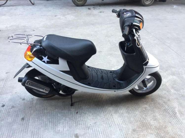 两个人骑行的摩托车雅马哈,骑上我的小摩托极速版