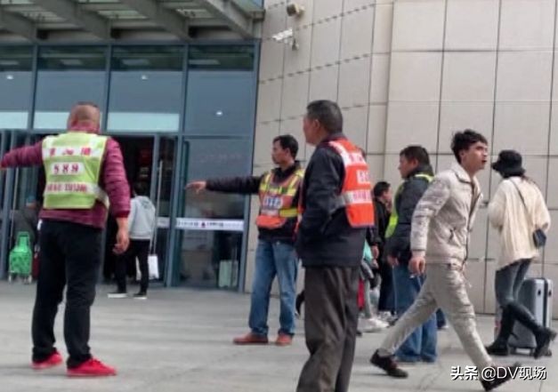 春运一票难求期间加价,火车票一票难求黄牛却能买到