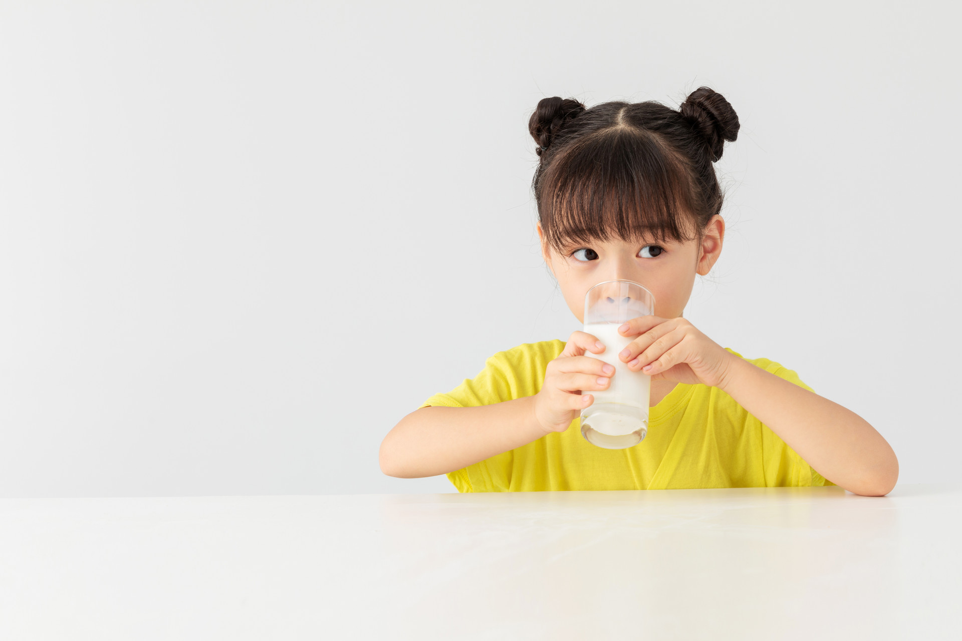 牛奶当水喝有什么坏处视频,小孩把牛奶当水喝有没有问题