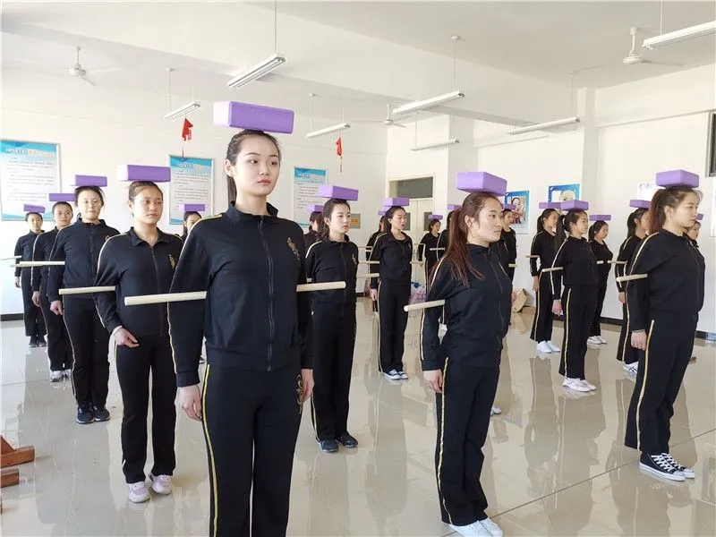 山东铝业工作学院空乘报的人多吗,山东铝业空乘专业礼仪