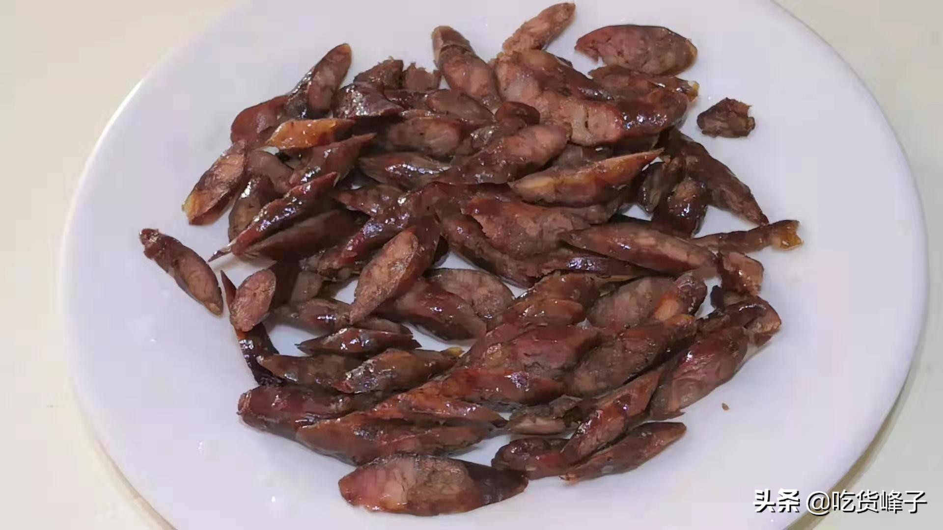 晾好的香肠煮香肠的正确方法,腌制的好的香肠直接晾晒