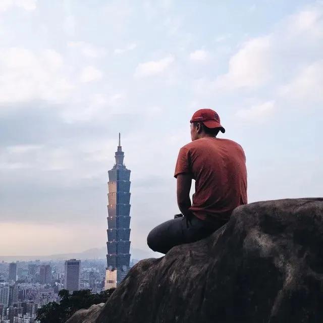 旅游景点男生拍照姿势怎么摆,男生山顶晚霞摄影拍照姿势高清