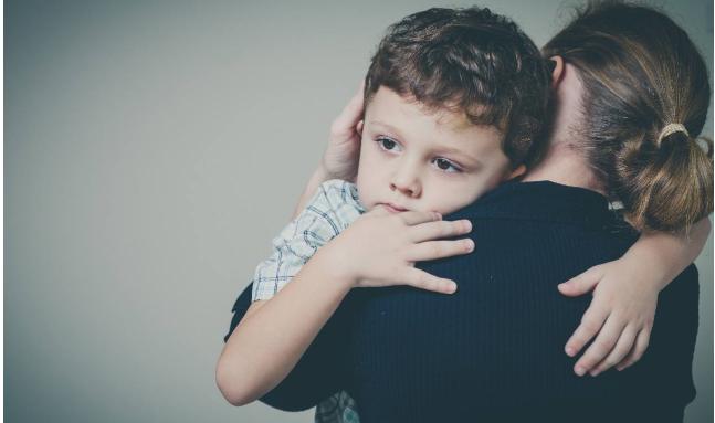 孩子粘妈妈应该怎么和孩子沟通,如何解决孩子过分黏妈妈