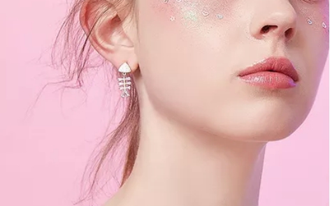擦完粉底毛孔里有白头如何补救？