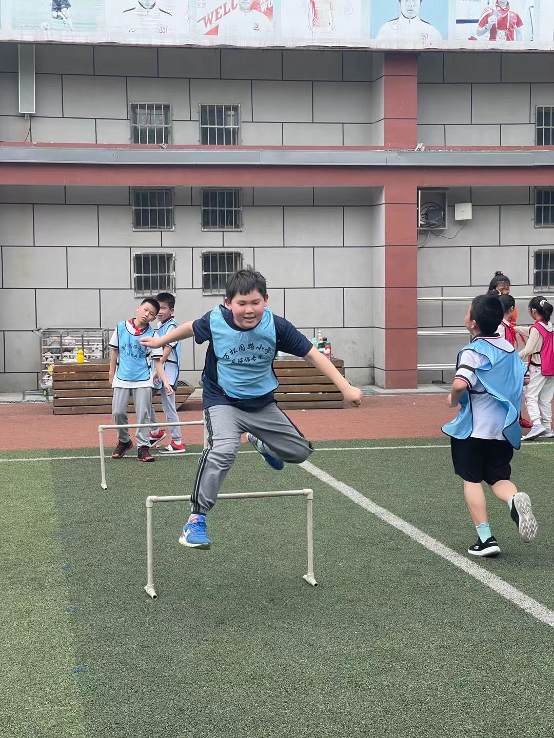 足球场地难建,小学足球特色学校的足球场要求