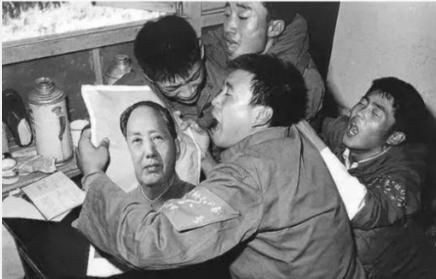 1976毛主席逝世后，世界百国举行吊唁，埃塞举行10万人*行游**