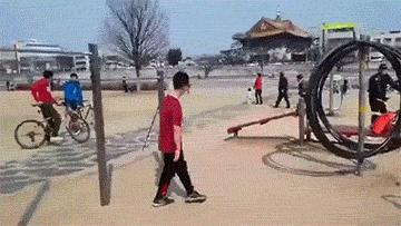 姑娘搞笑gif图片,搞笑gif妹子你的衣服太前卫了