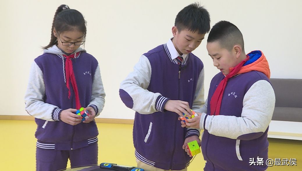 0.89秒复原魔方！12岁武侯娃亮相央视，挑战魔方速拧工作高手