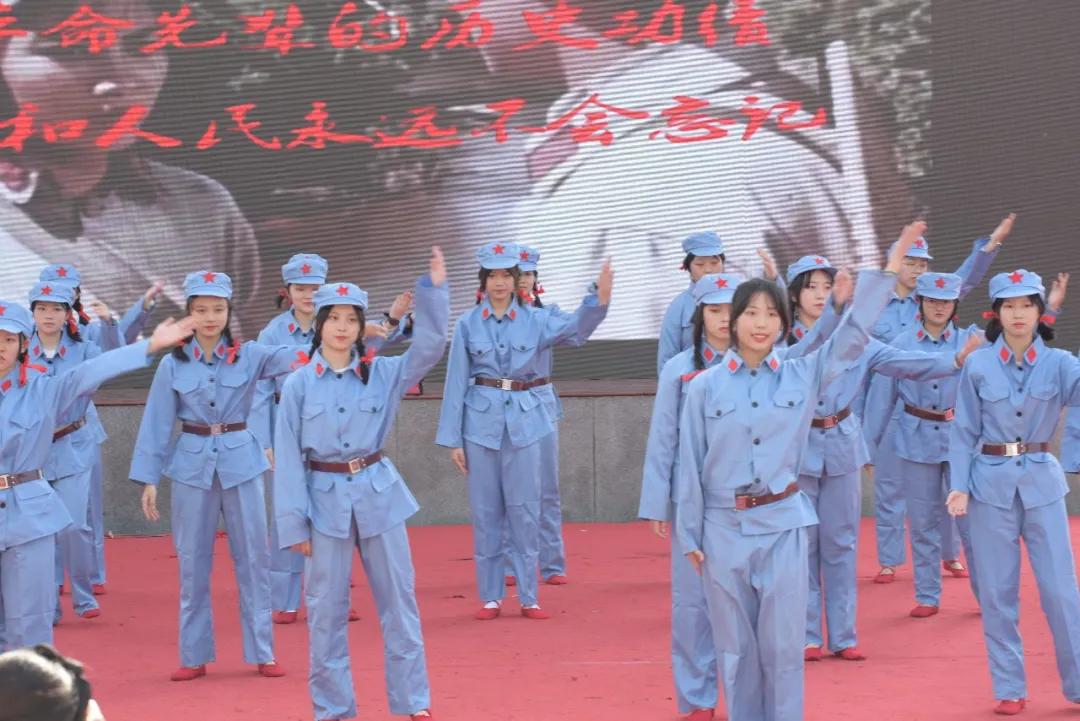 机器人在技能大赛上尬舞,机器人魔性斗舞