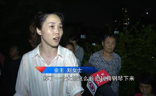 真是服了！高空抛物又来！贵州一女子小区散步，“钢琴”突然从天而降！结果......