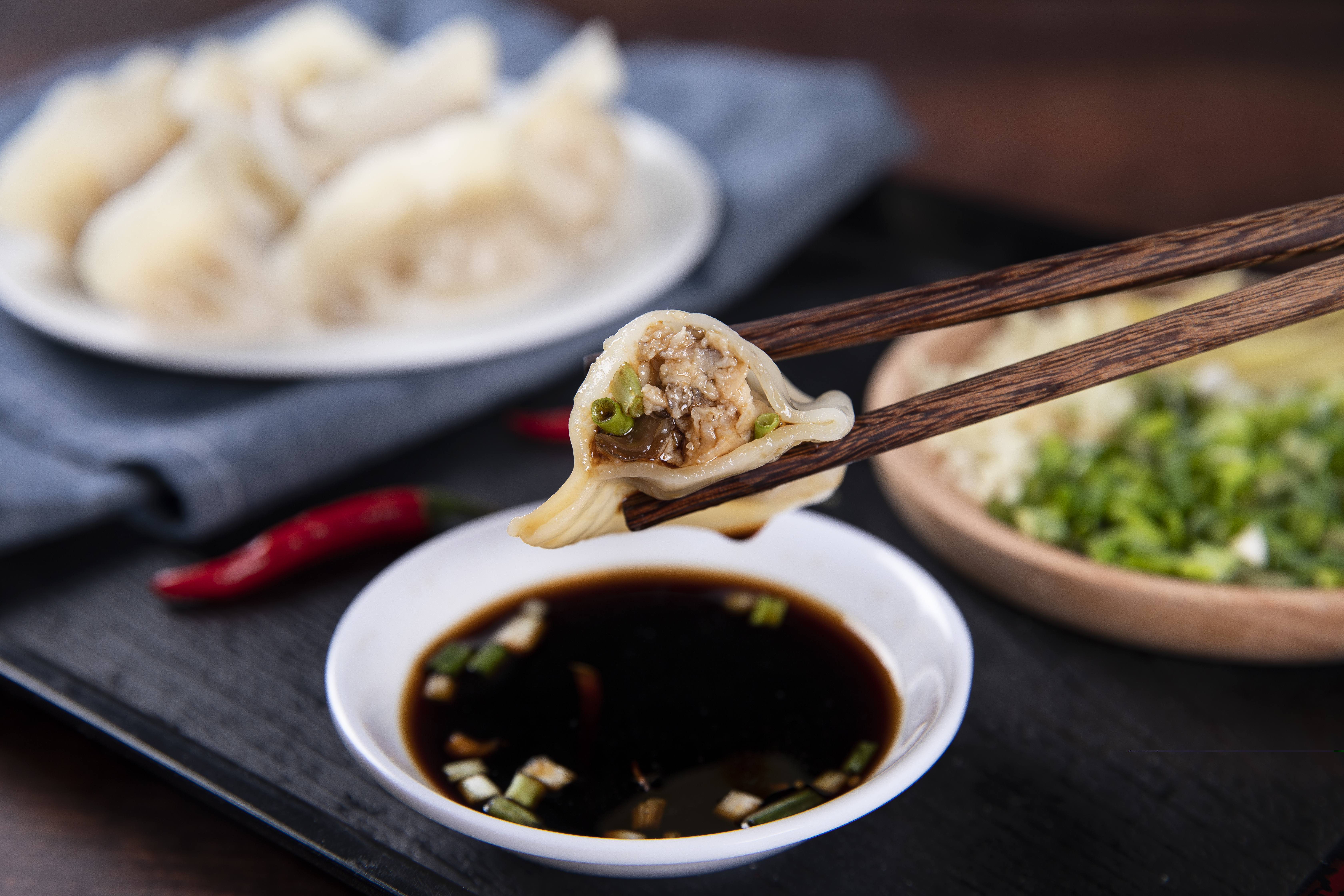剩饺子怎么做成鸡蛋煎饺,饺子吃不完怎么办