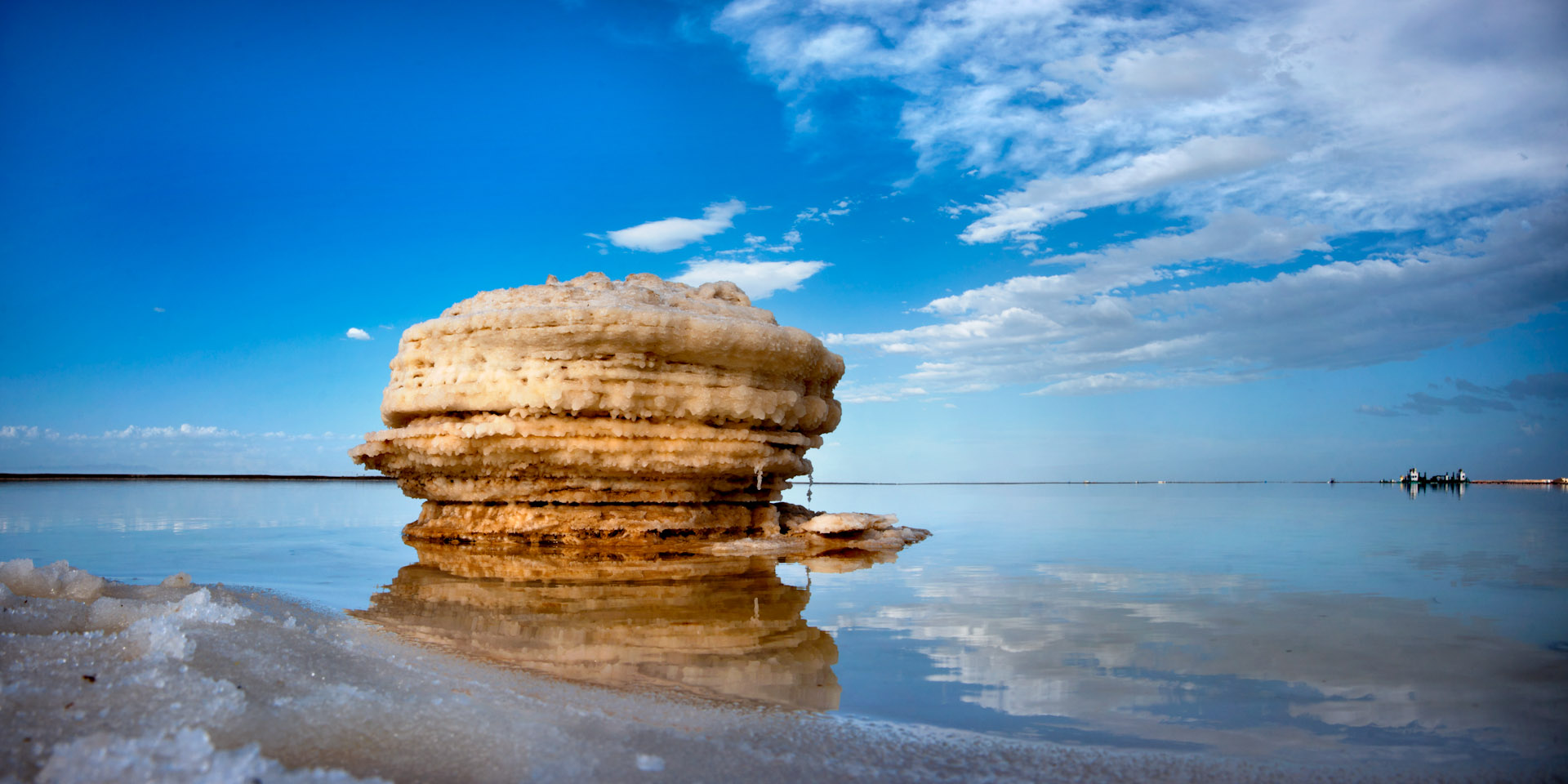 中国最牛的盐湖，开发价值12万亿，汽车、火车可以在上面奔跑