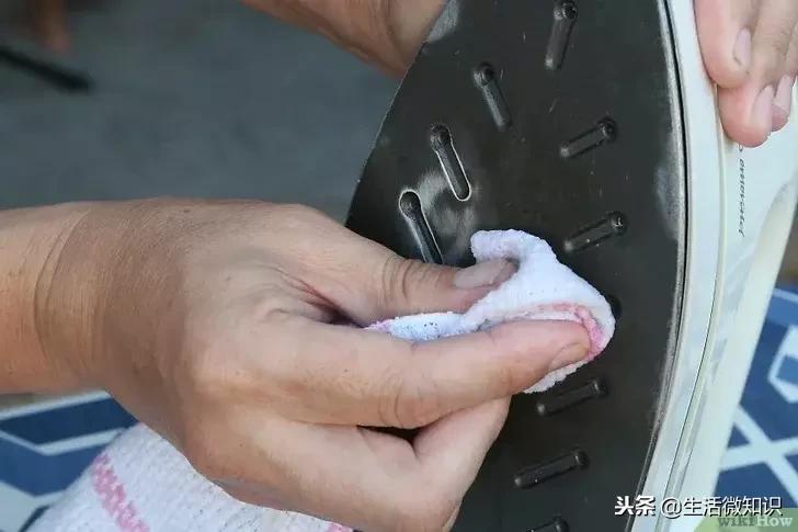 学会这两个方法，让熨斗光洁如新！