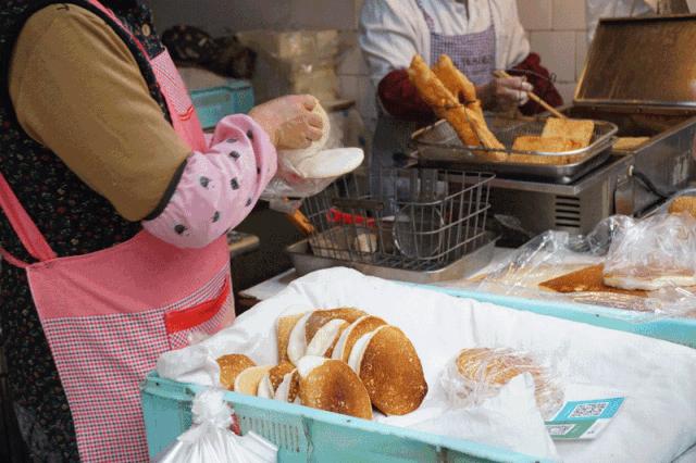 一天只卖4小时的米饭饼，去晚了可真吃不到！