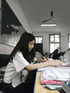 姑娘搞笑gif图片,搞笑gif妹子你的衣服太前卫了