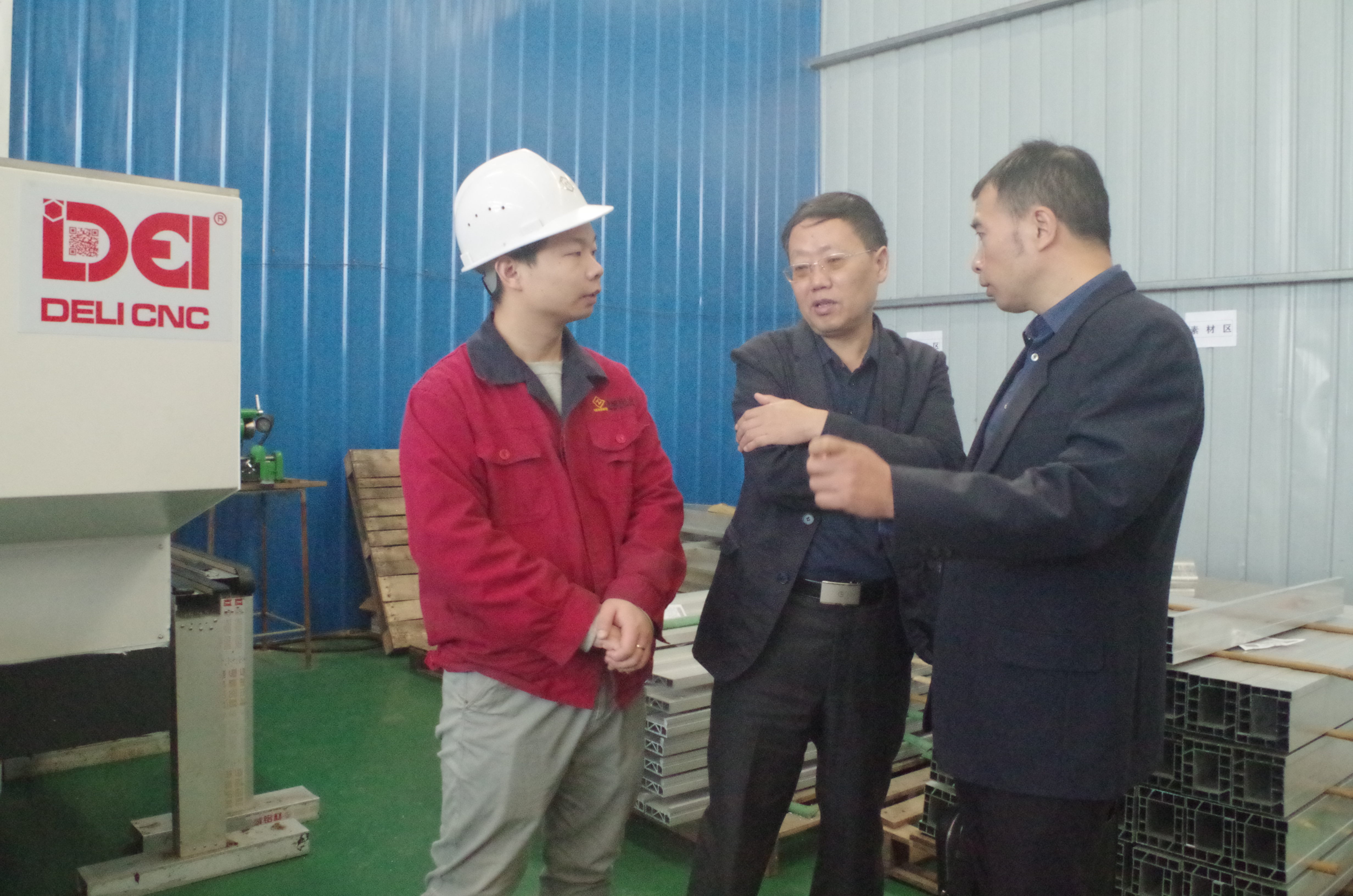 金秋十月，民大学子探访亨威铝业生产基地