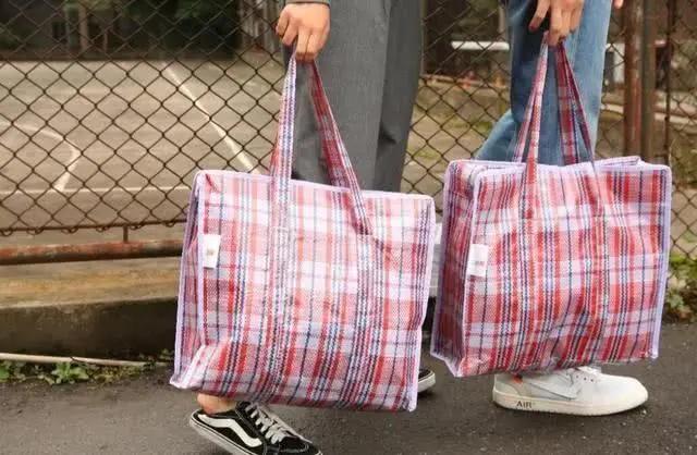 巴宝莉和lv哪个好,巴宝莉lv