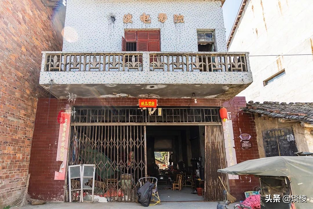 这个古镇好奇怪，门前放元宝，商号大门开洞，城隍爷与关二爷作伴