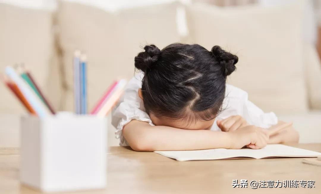 妈妈胃疼倒地1岁女儿哭着找药,妈妈我疼