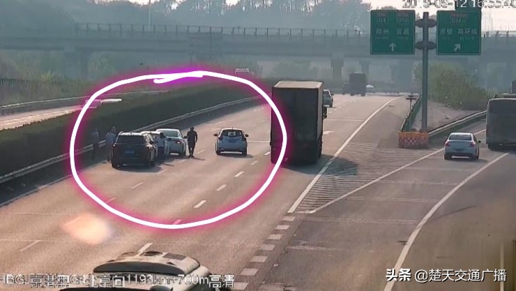 高速撞车瞬间路过司机纷纷救援,高速多车相撞现场有人大喊救人