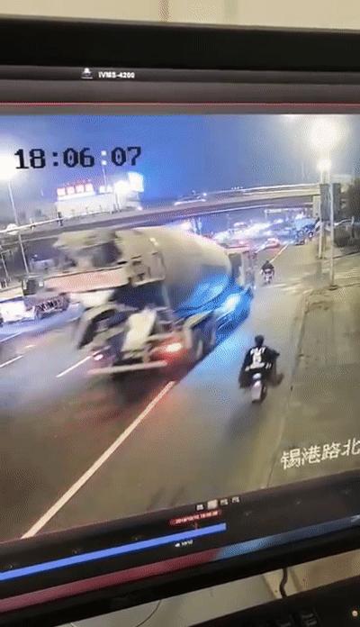 无锡高架侧翻3死2伤是谁负责,无锡高架桥侧翻事故导致3死2伤