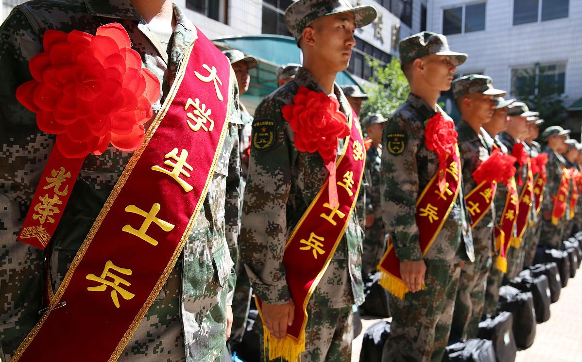 大学当兵报地方还是学校名额好,女艺术专科当兵大一好还是大二好