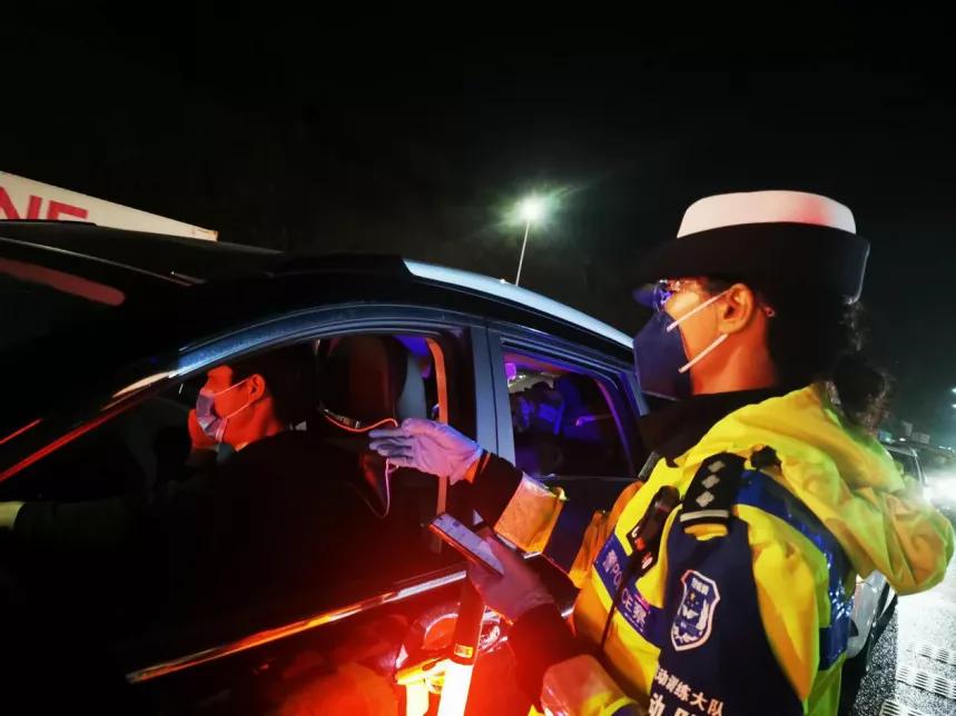 铁骑“警花”揭秘：我们为什么穿那么厚？