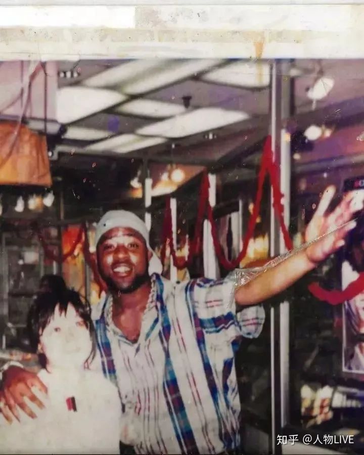 广东大妈开挂人生：靠金链称霸美国嘻哈圈，还被碧昂丝叫妈妈