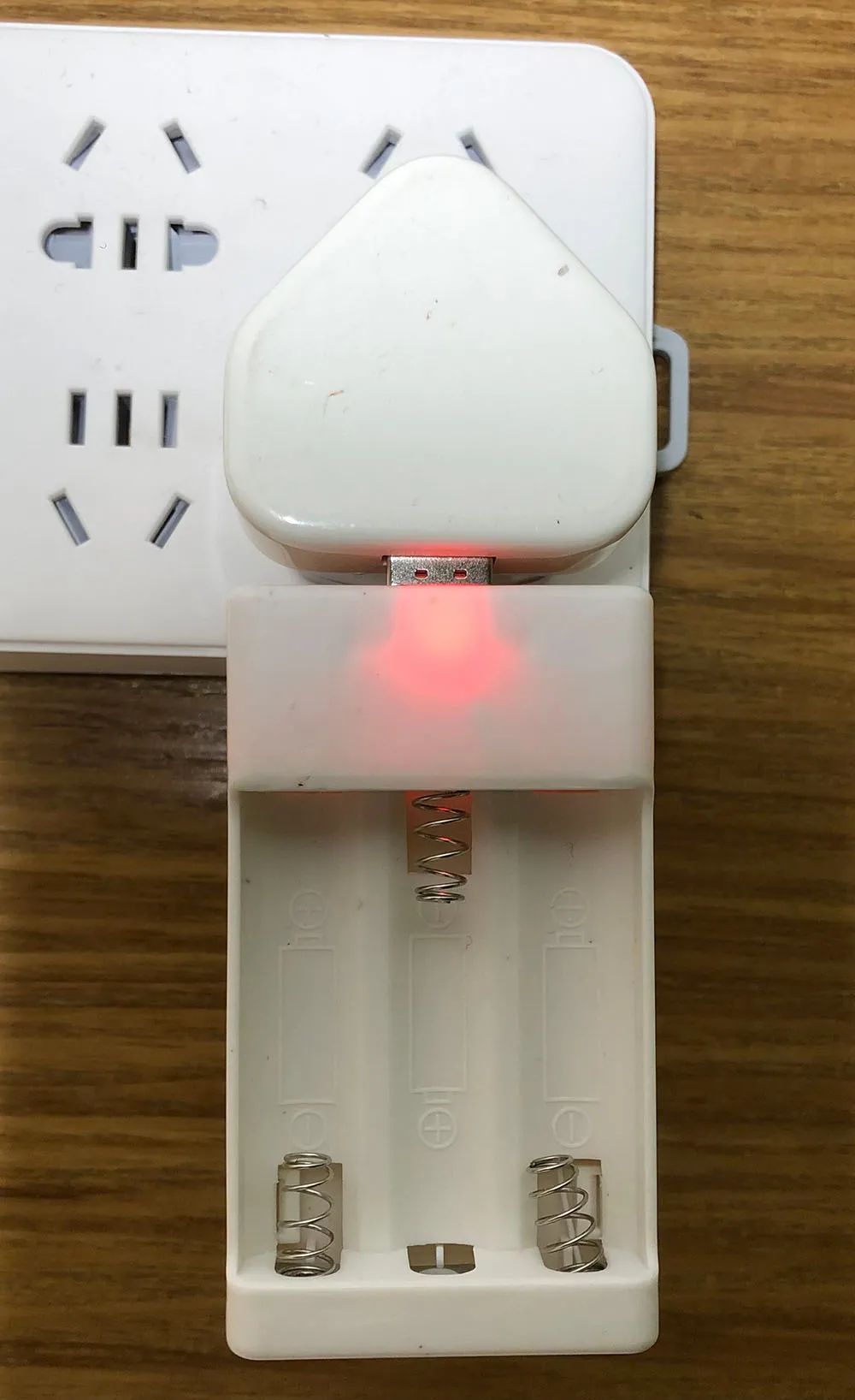 最简单的2.4伏镍氢电池充电电路,尼康镍氢充电器拆解